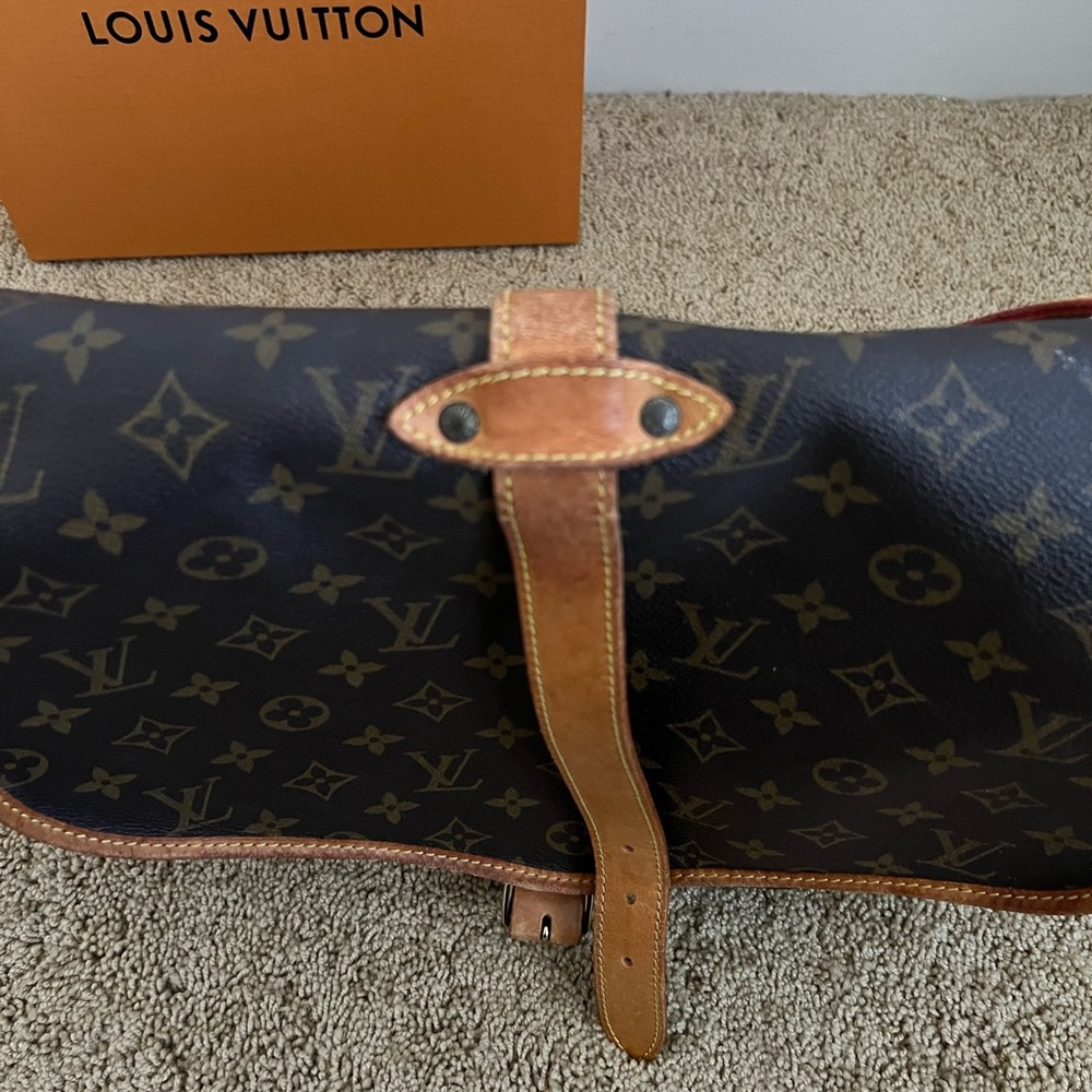 Louis Vuitton Samur 35. Box not included - Picture 3 of 7